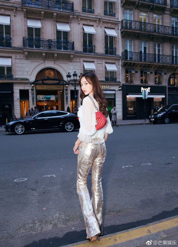 Đường Yên mỏng manh khoe sắc tại Paris hoa lệ.