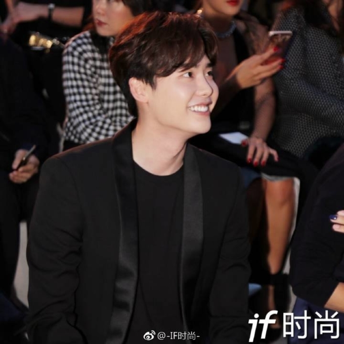 Lee Jong Suk và Victoria diện 'đồ đôi' ngồi hàng ghế đầu với nhau