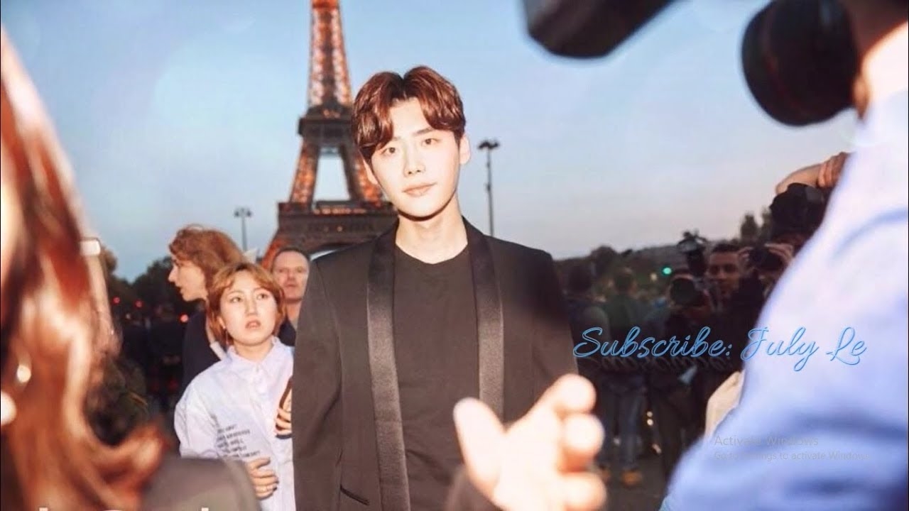 Lee Jong Suk và Victoria diện 'đồ đôi' ngồi hàng ghế đầu với nhau
