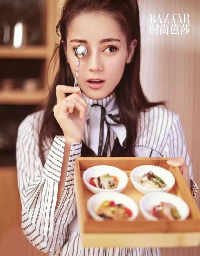 Có ai nhận ra đây là nàng Phượng Cửu kiều diễm của Tam Sing Tam Thế? Cô ấy dường như đã "lột xác" hoàn toàn với phong cách mới lạ này.