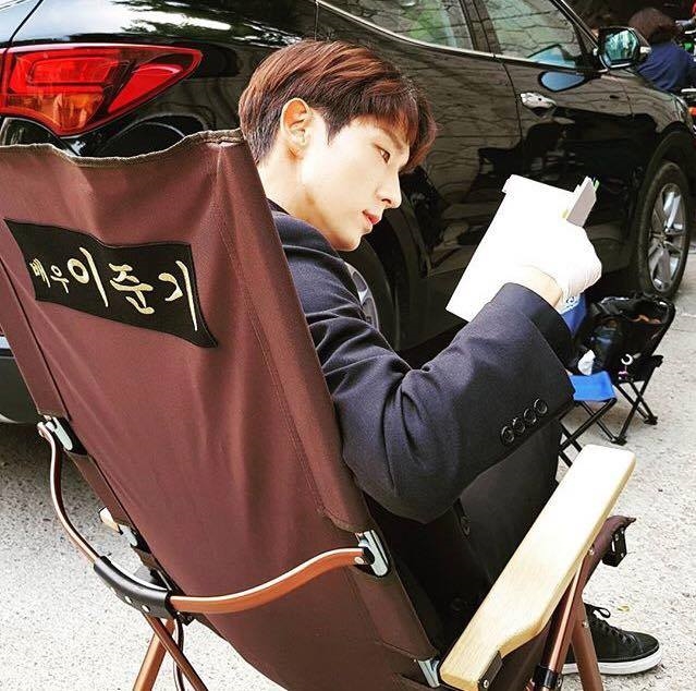 Biết là mình đẹp trai nên Lee Jun Ki cứ chăm khoe góc nghiêng vi diệu