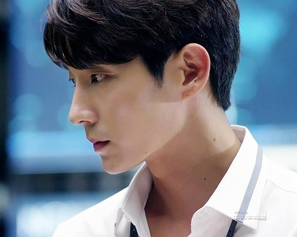 Biết là mình đẹp trai nên Lee Jun Ki cứ chăm khoe góc nghiêng vi diệu