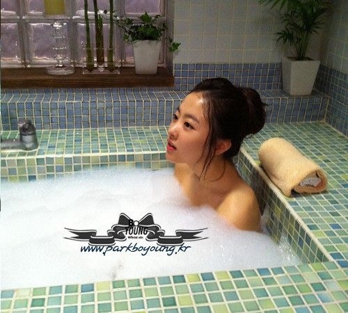Nóng bỏng mắt loạt ảnh nửa kín nửa hở trong bồn tắm của mỹ nhân Hàn