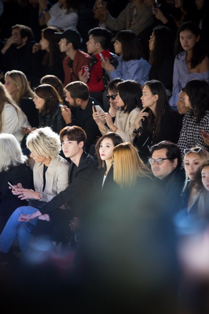 Lee Jong Suk và Victoria diện 'đồ đôi' ngồi hàng ghế đầu với nhau