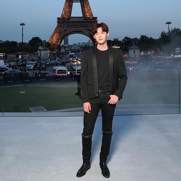 Lee Jong Suk và Victoria diện 'đồ đôi' ngồi hàng ghế đầu với nhau