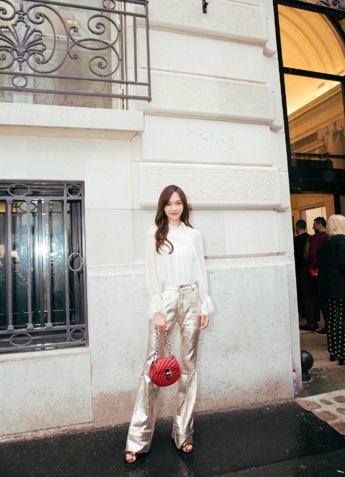 Đường Yên mỏng manh khoe sắc tại Paris hoa lệ.