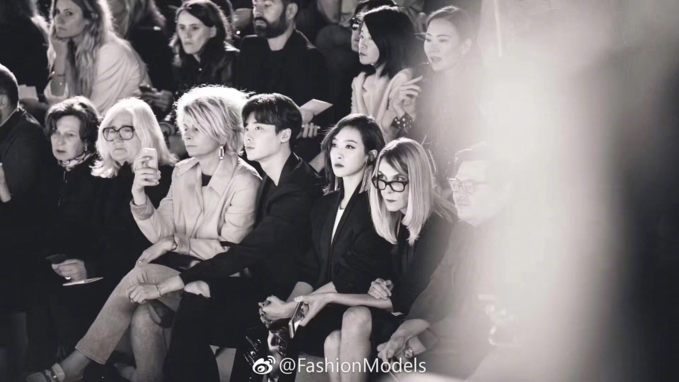 Lee Jong Suk và Victoria diện 'đồ đôi' ngồi hàng ghế đầu với nhau