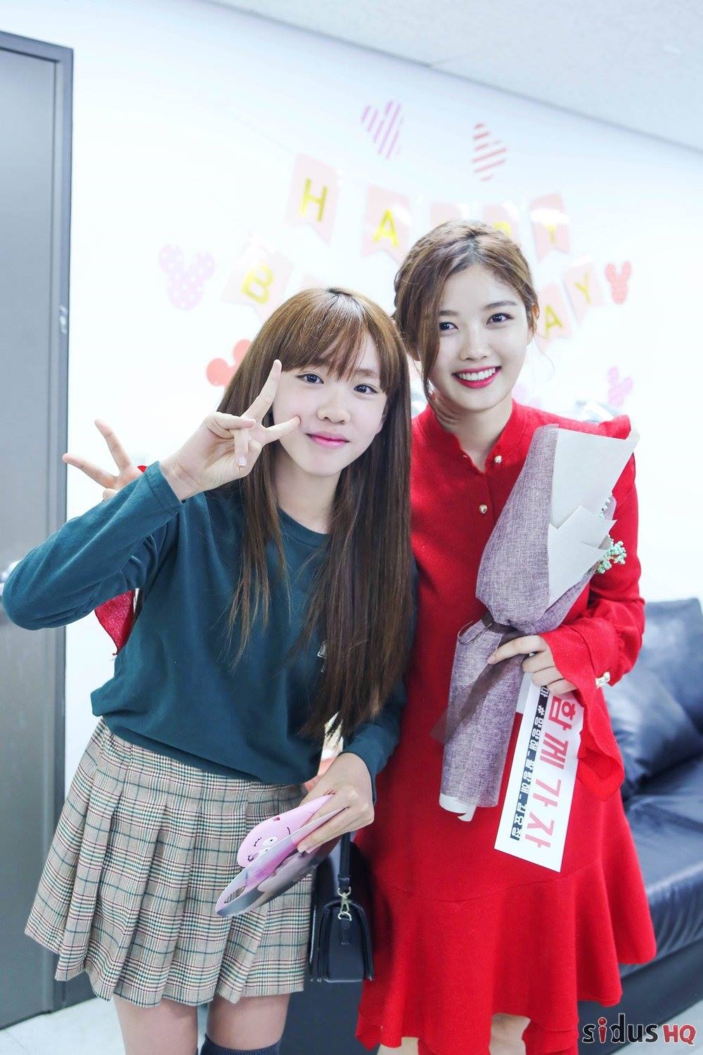 Kim Yoo Jung xuất hiện xinh đẹp trong fan meeting đầu tiên tại Hàn