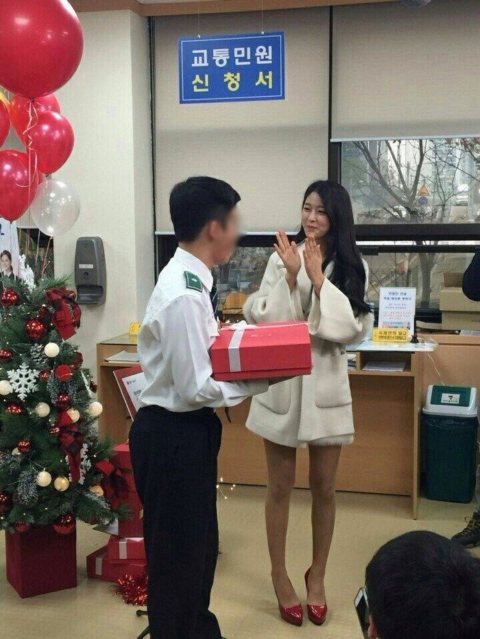 Đôi chân gầy tong teo của các sao nữ Hàn