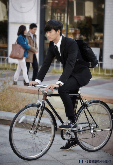 Kim Soo Hyun nhập ngũ, những khoảnh khắc khiến fan nhớ mãi