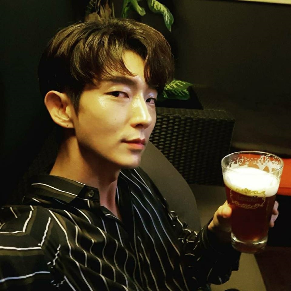 Biết là mình đẹp trai nên Lee Jun Ki cứ chăm khoe góc nghiêng vi diệu