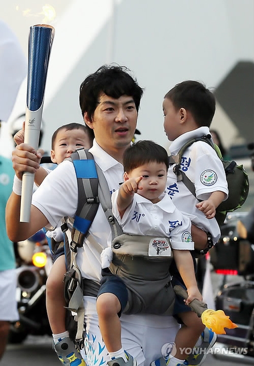 Daehan, Minguk và Manse về Hàn Quốc đón trung thu cùng gia đình