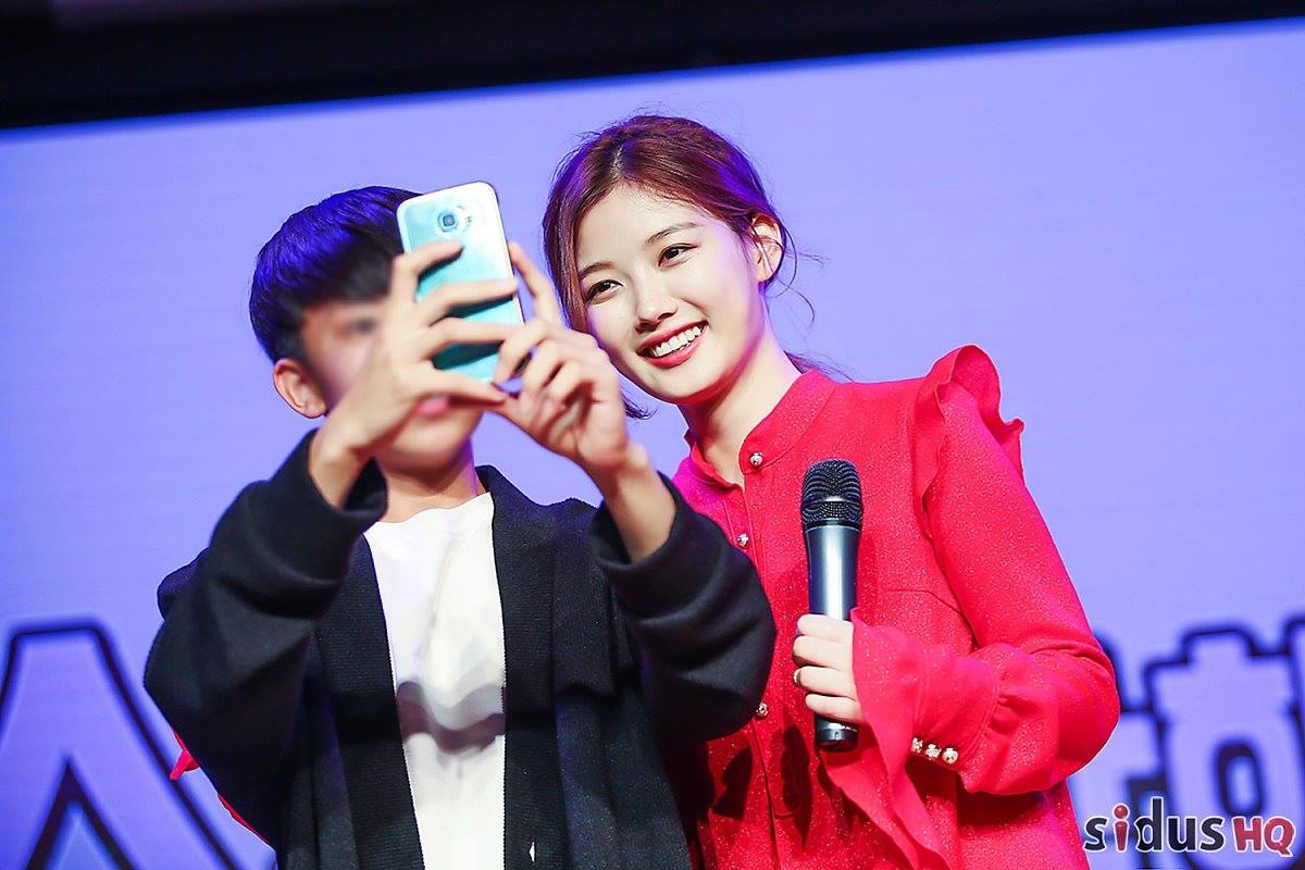 Kim Yoo Jung xuất hiện xinh đẹp trong fan meeting đầu tiên tại Hàn