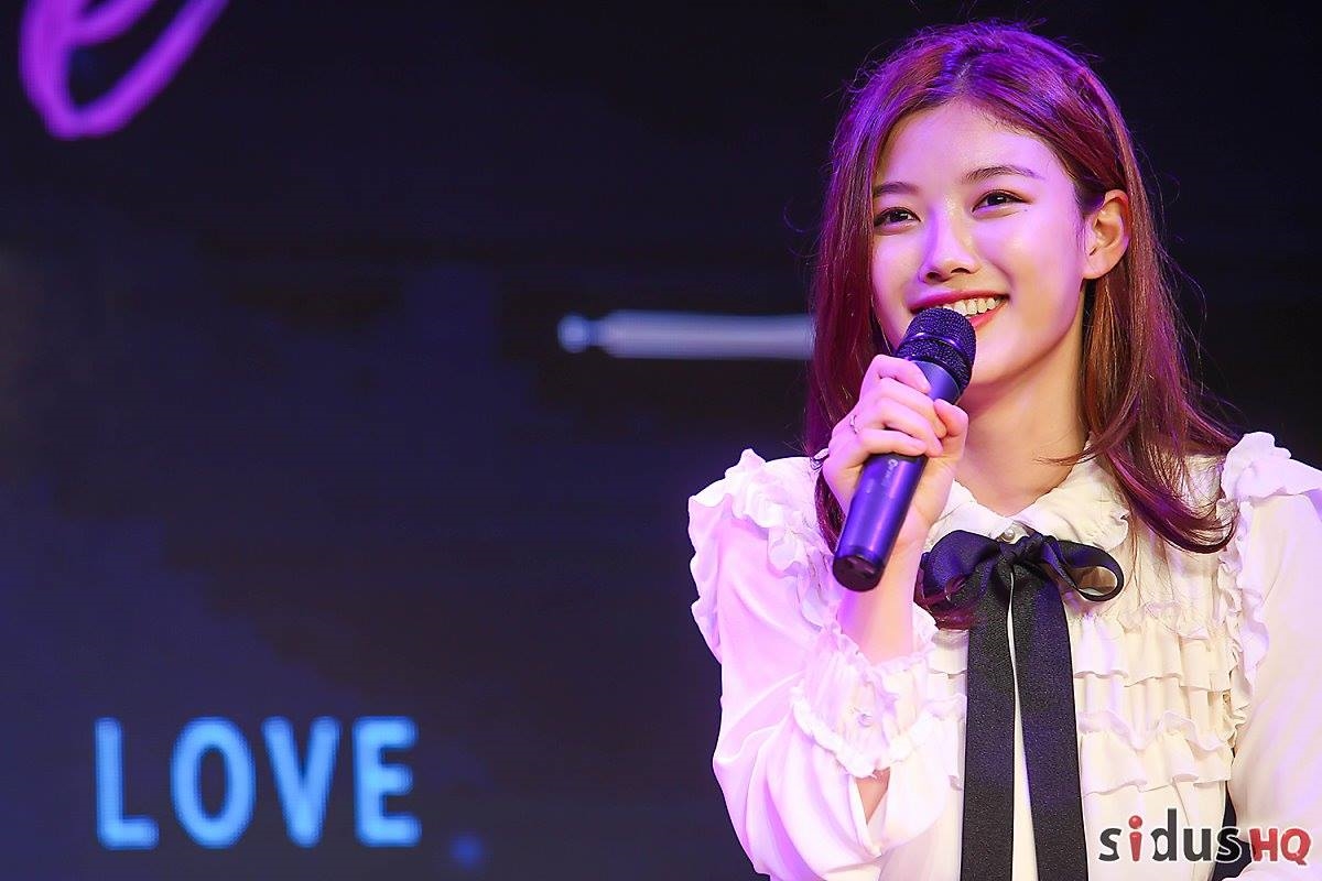 Kim Yoo Jung xuất hiện xinh đẹp trong fan meeting đầu tiên tại Hàn