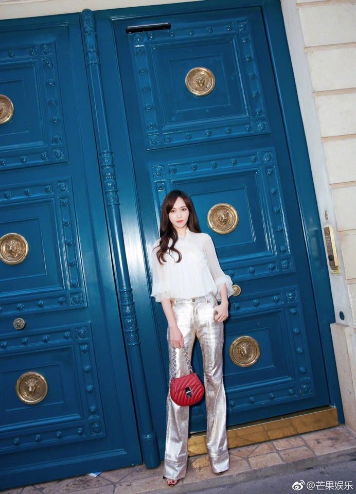 Đường Yên mỏng manh khoe sắc tại Paris hoa lệ.