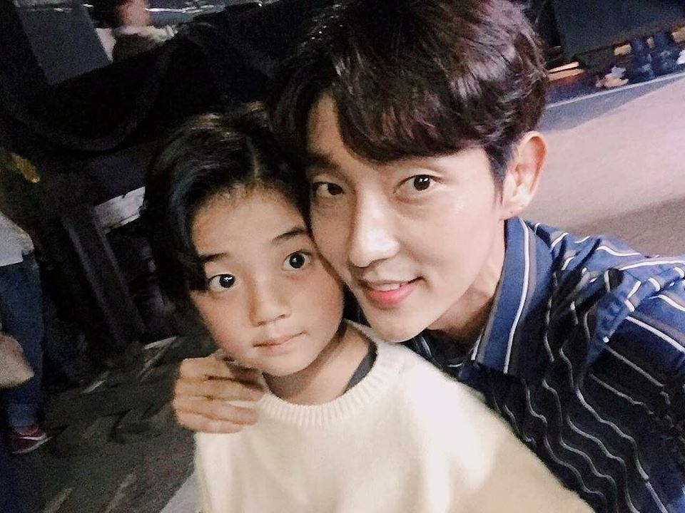 Biết là mình đẹp trai nên Lee Jun Ki cứ chăm khoe góc nghiêng vi diệu