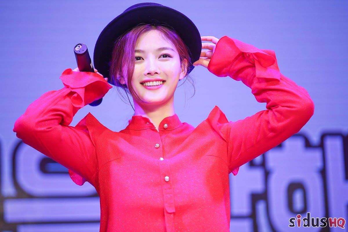 Kim Yoo Jung xuất hiện xinh đẹp trong fan meeting đầu tiên tại Hàn