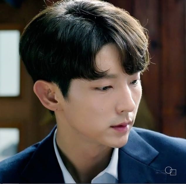 Biết là mình đẹp trai nên Lee Jun Ki cứ chăm khoe góc nghiêng vi diệu