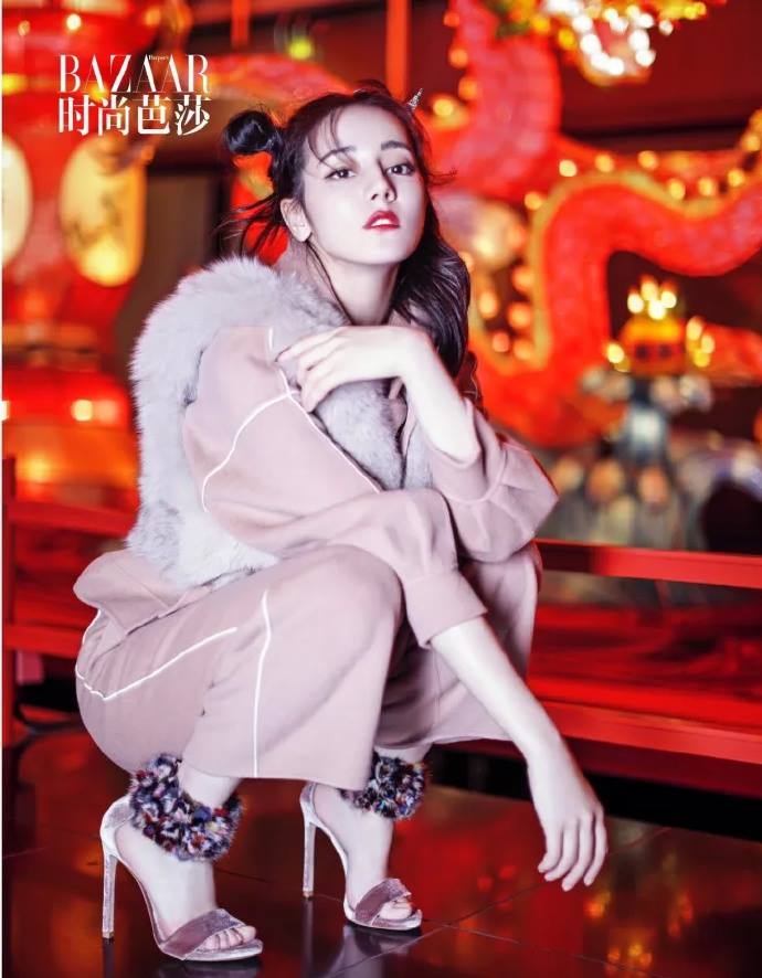 Địch Lệ Nhiệt Ba tươi trẻ và tràn trề sức sống. Hơn thế nữa, là một cô nàng thích "nổi loạn".