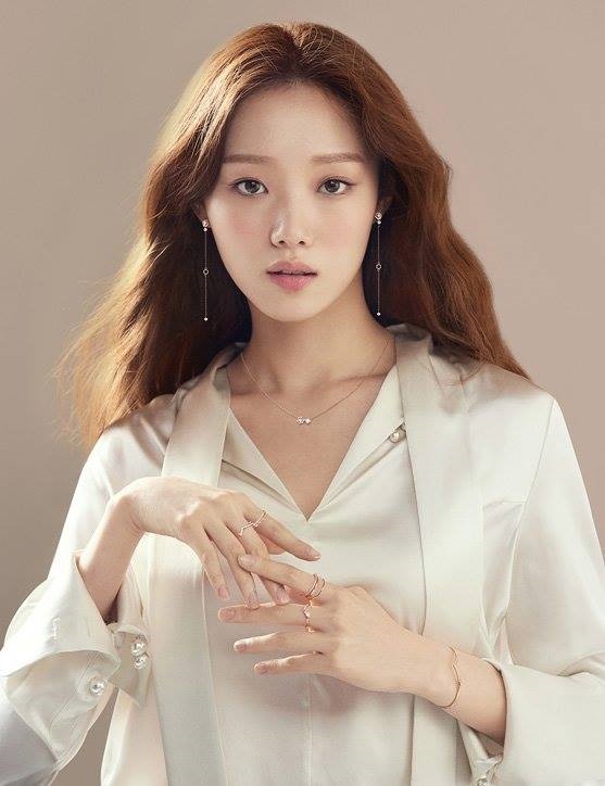 Chia tay Nam Joo Hyuk, Lee Sung Kyung ngày càng quyến rũ và xinh đẹp