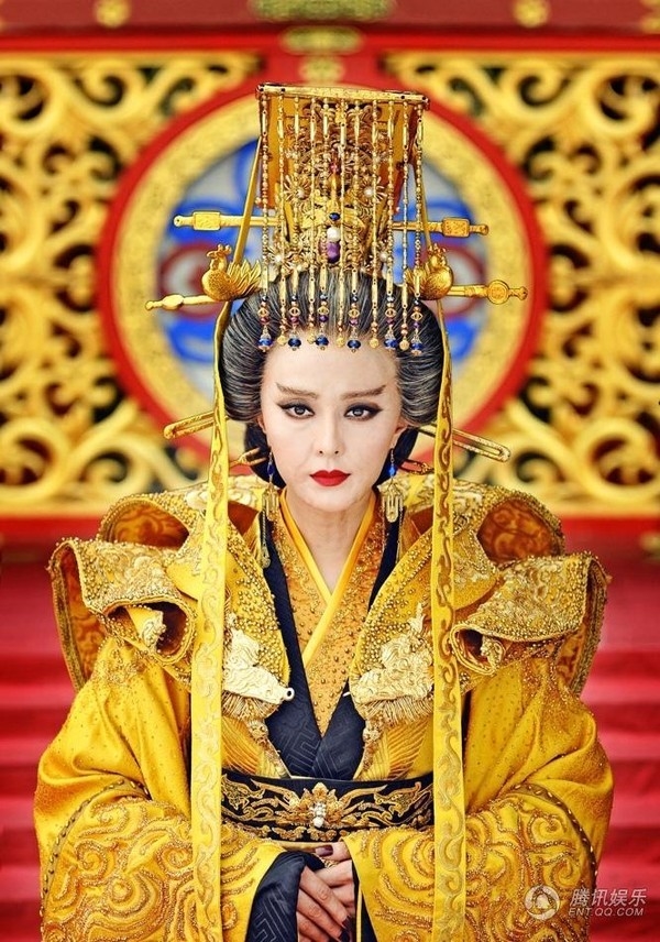 Chiếc mũ cưới quá nặng khiến “tân nương” Phạm Băng Băng 'mém' gãy cổ