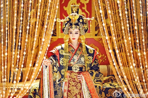 Chiếc mũ cưới quá nặng khiến “tân nương” Phạm Băng Băng 'mém' gãy cổ