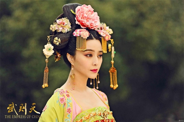 Chiếc mũ cưới quá nặng khiến “tân nương” Phạm Băng Băng 'mém' gãy cổ