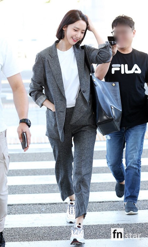 Yoona, Lee Dong Wook và Seventeen phong thái cực ngầu tại sân bay