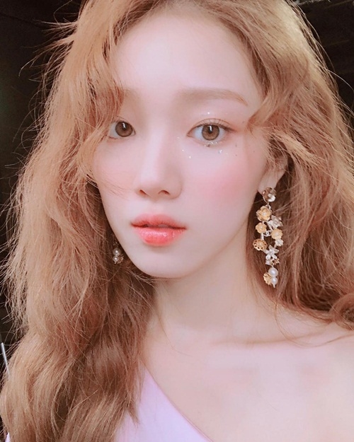 Chia tay Nam Joo Hyuk, Lee Sung Kyung ngày càng quyến rũ và xinh đẹp