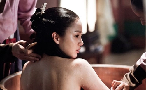Nóng bỏng mắt loạt ảnh nửa kín nửa hở trong bồn tắm của mỹ nhân Hàn