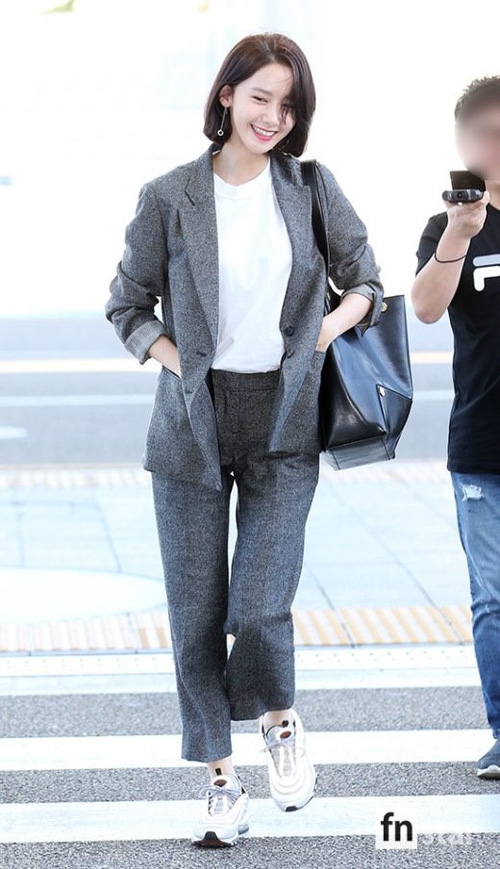 Yoona, Lee Dong Wook và Seventeen phong thái cực ngầu tại sân bay