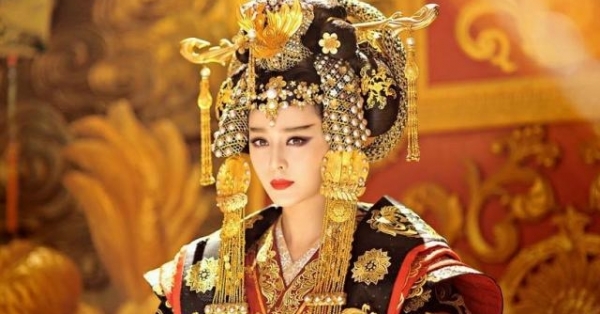 Chiếc mũ cưới quá nặng khiến “tân nương” Phạm Băng Băng 'mém' gãy cổ