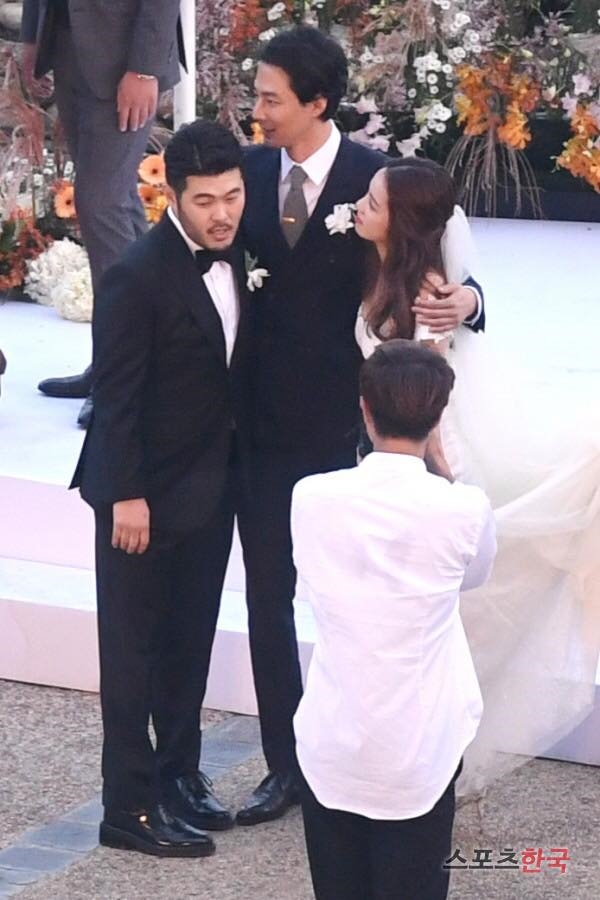 Lễ cưới có cả Jo In Sung, Park Bo Young, D.O. cùng dàn sao khủng
