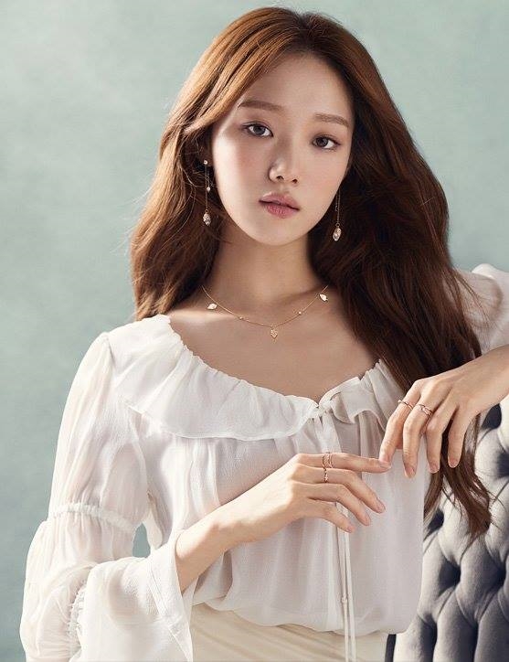 Chia tay Nam Joo Hyuk, Lee Sung Kyung ngày càng quyến rũ và xinh đẹp