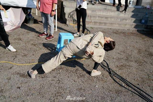 Tôn Lệ mắc bệnh 'tăng động' từ trên phim cho đến hậu trường Năm Ấy