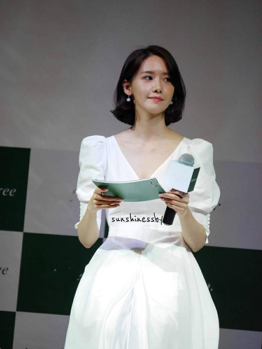 Yoona diện đầm trắng hờ hững khoe vòng 1 khiến fan 'mất máu'