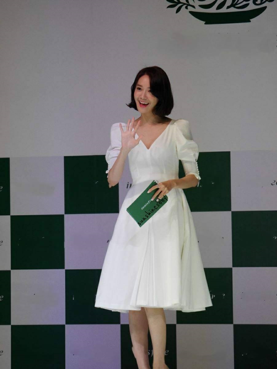 Yoona diện đầm trắng hờ hững khoe vòng 1 khiến fan 'mất máu'
