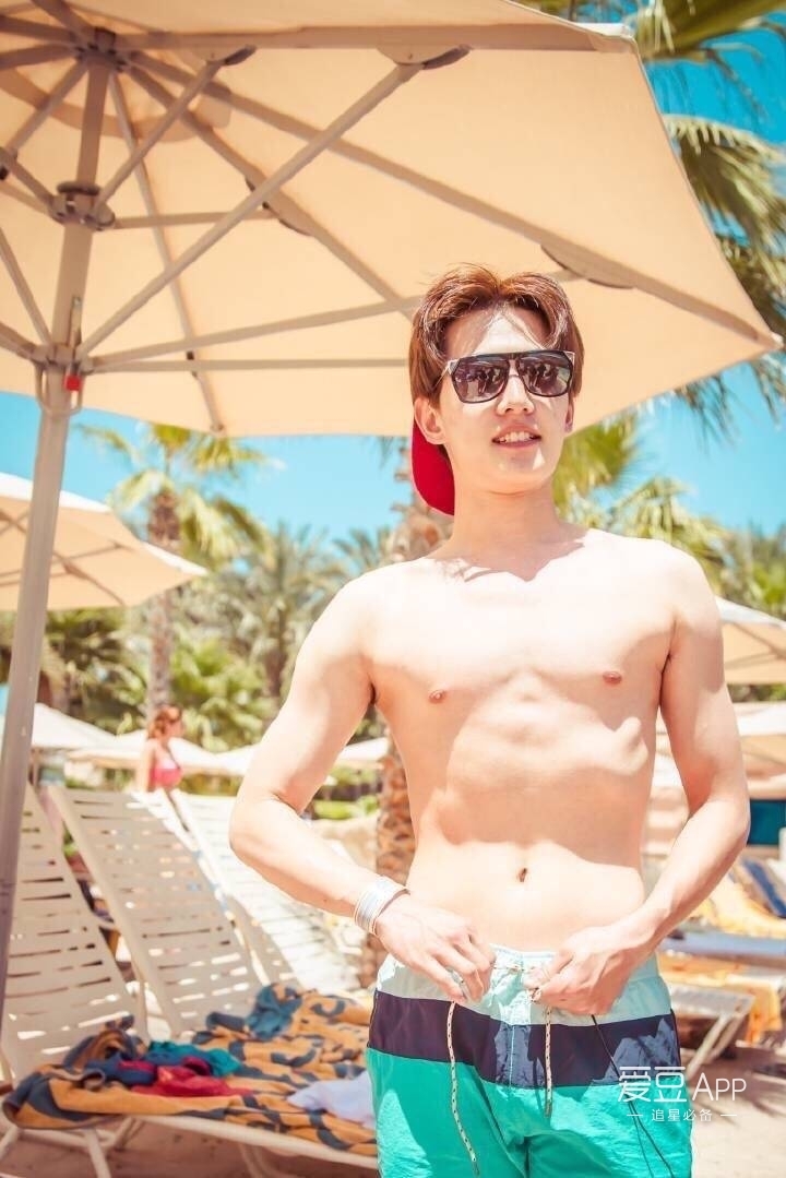 Đại thần Dương Dương 'khoe thân' khiến fan xịt máu muỗi