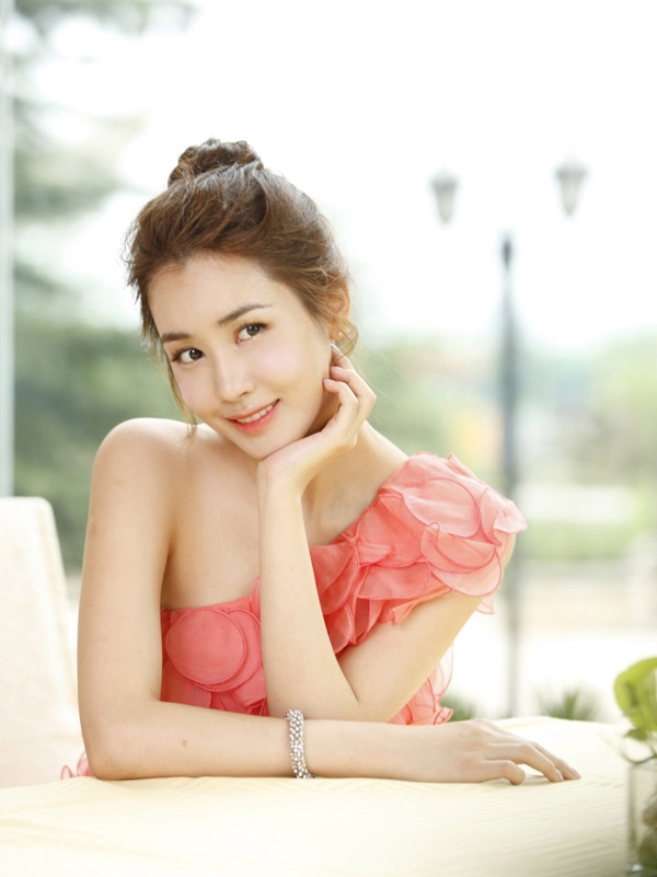 Những sao nữ Hàn đình đám vướng ồn ào được đại gia chống lưng