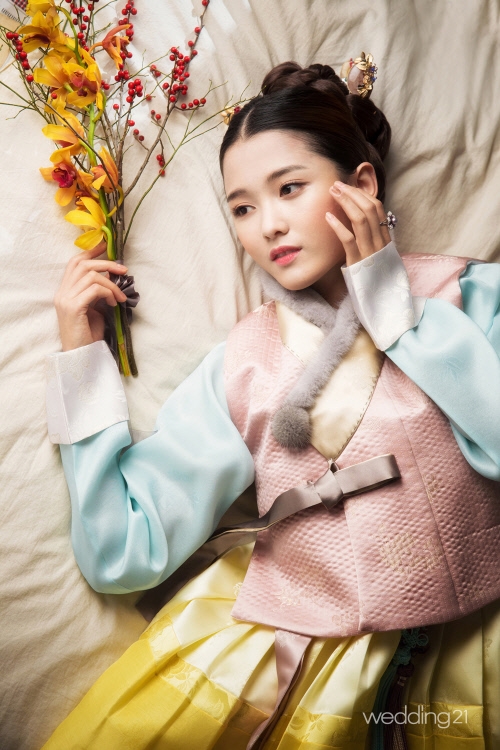 Những sao nữ Hàn đình đám vướng ồn ào được đại gia chống lưng