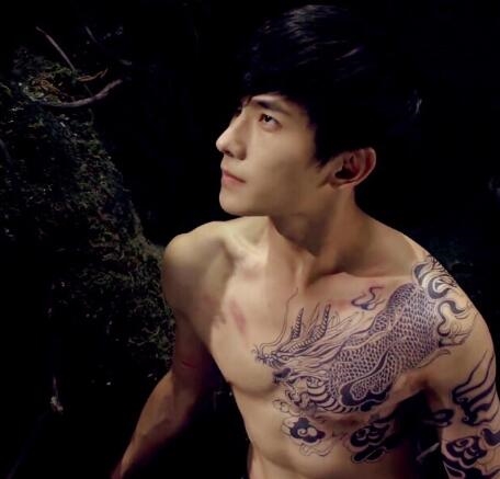 Đại thần Dương Dương 'khoe thân' khiến fan xịt máu muỗi