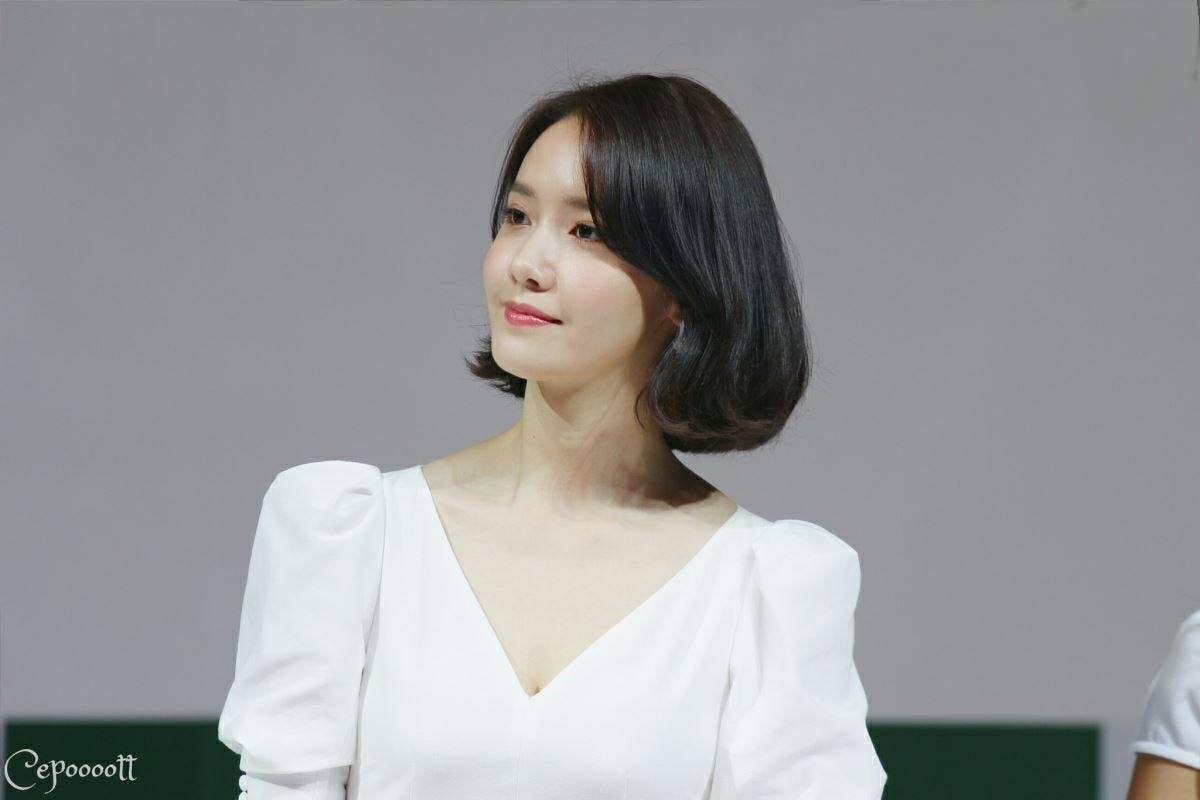Yoona diện đầm trắng hờ hững khoe vòng 1 khiến fan 'mất máu'