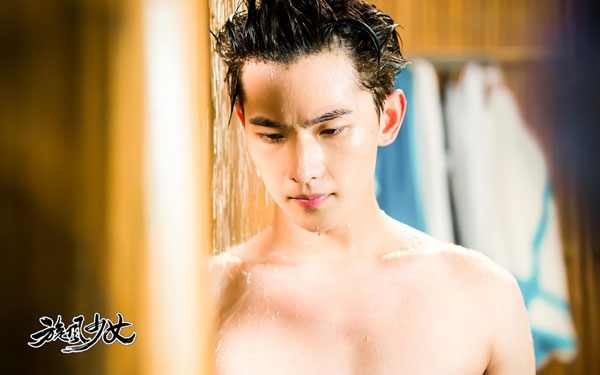 Đại thần Dương Dương 'khoe thân' khiến fan xịt máu muỗi