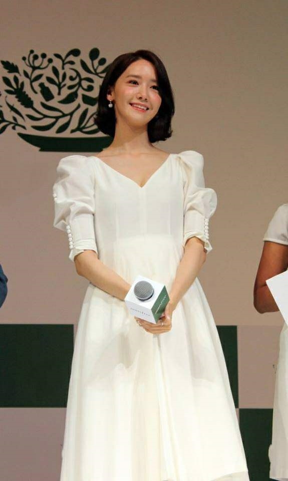 Yoona diện đầm trắng hờ hững khoe vòng 1 khiến fan 'mất máu'