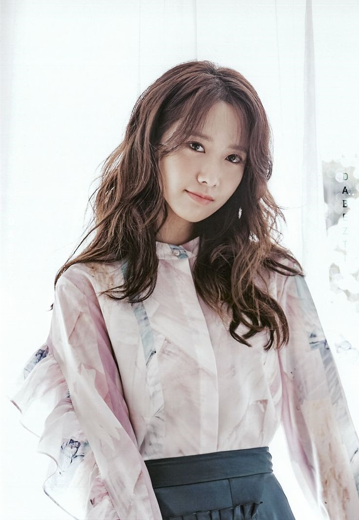 Yoona diện đầm trắng hờ hững khoe vòng 1 khiến fan 'mất máu'