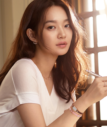 Những sao nữ Hàn đình đám vướng ồn ào được đại gia chống lưng