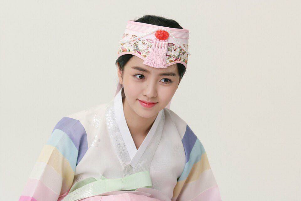 Mỹ nhân Kim So Hyun mặc Hanbok xinh như hoa chúc mừng Trung Thu