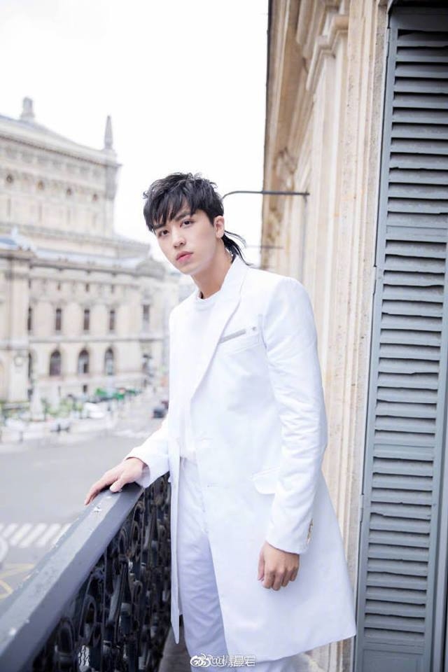 Hứa Ngụy Châu nổi bật ở Paris: Cứ như bạch mã hoàng tử