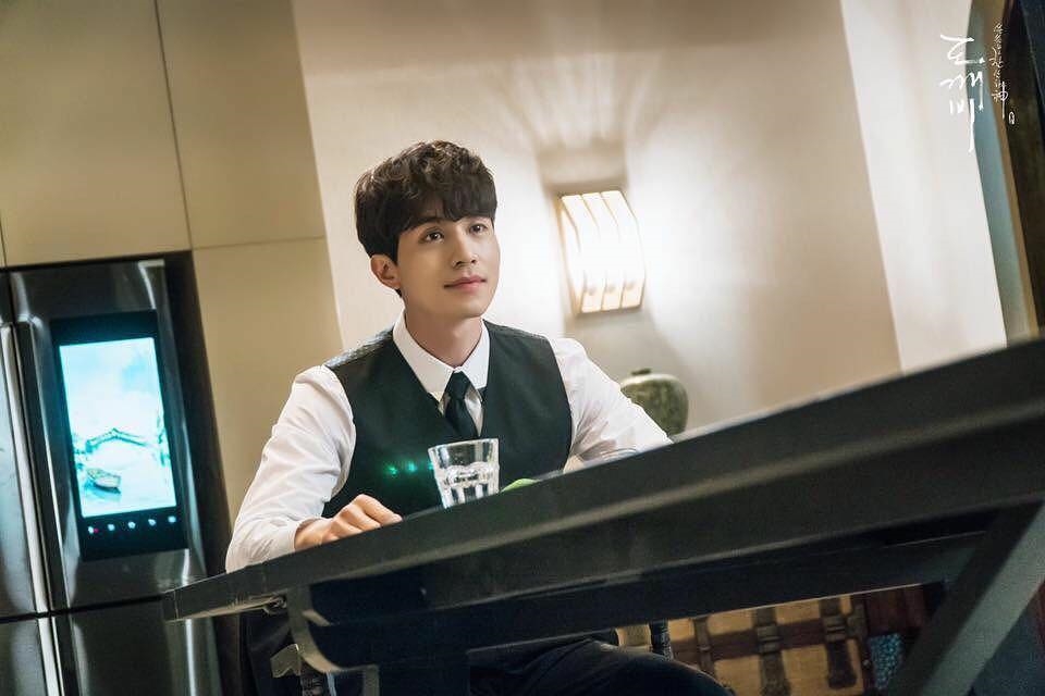 Lee Dong Wook xuất hiện điển trai, dân mạng lại mong mỏi Yêu Tinh