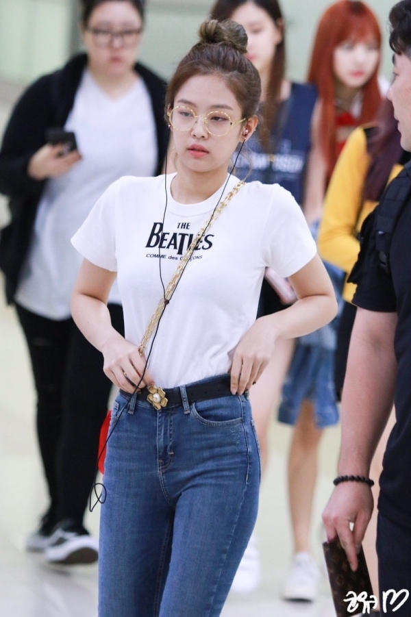 Ngẩn ngơ trước những hình ảnh chưa chỉnh sửa của các sao Hàn ở sân bay
